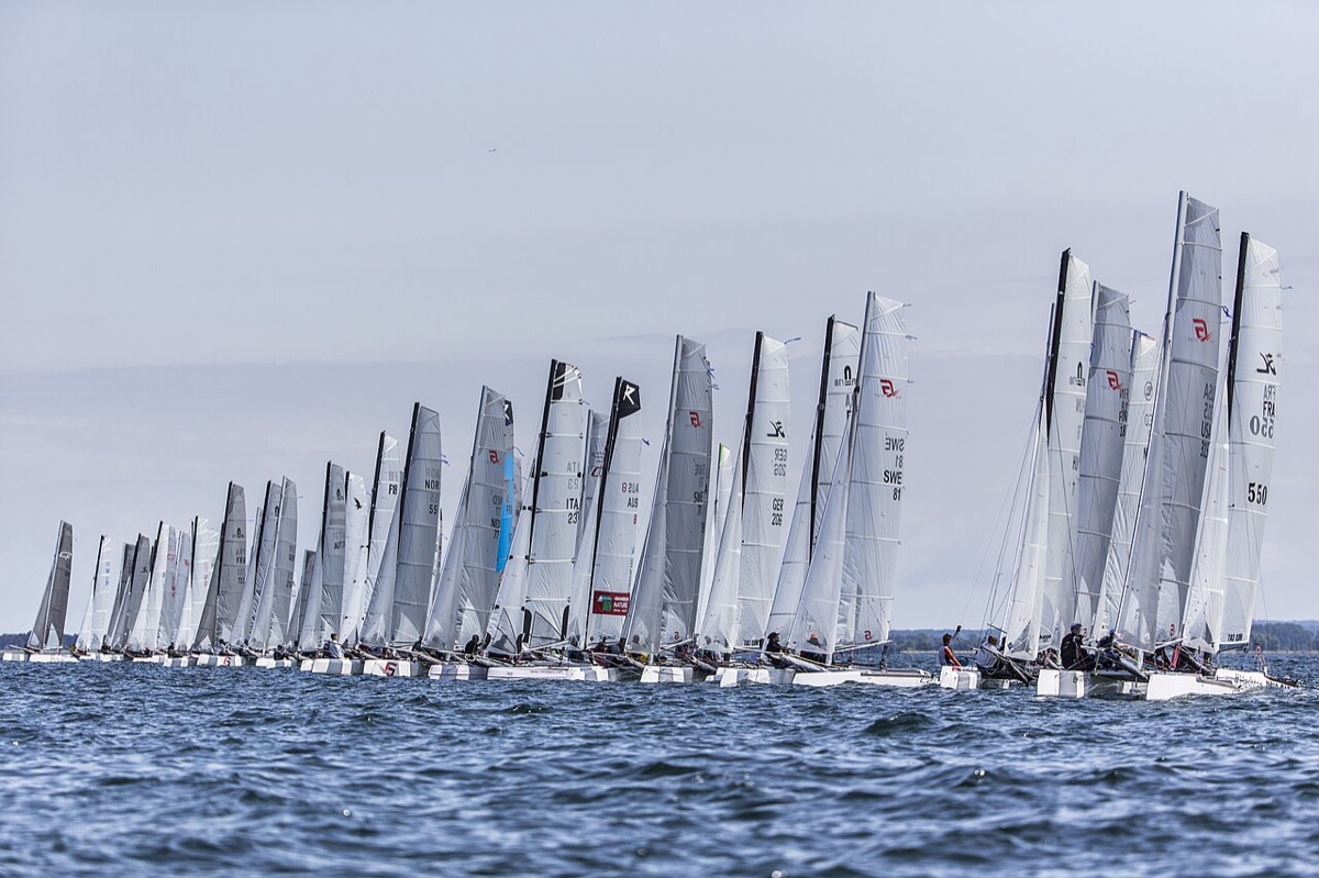 Catamarán de la clase F18 navegando en plena regata